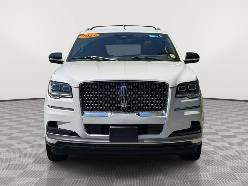 Used 2024 Lincoln Navigator Reserve AWD/4WD image 2