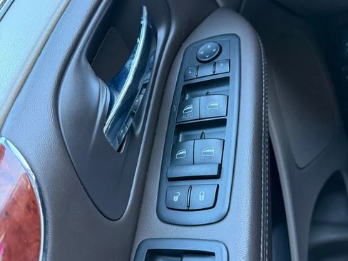 Used 2013 Chrysler Town & Country Touring image 24