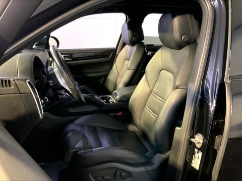 Used 2022 Porsche Cayenne w/ Premium Package image 5
