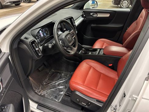 Used 2019 Volvo XC40 T4 Momentum image 10