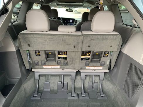 Used 2017 Toyota Sienna XLE Premium image 32
