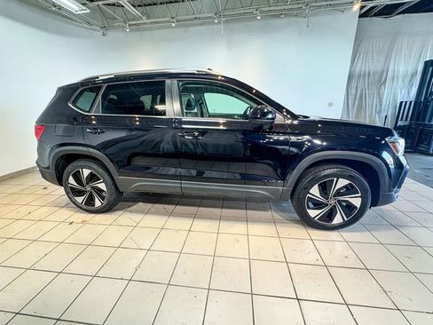 Used 2024 Volkswagen Taos SE w/ Panoramic Sunroof Package image 8