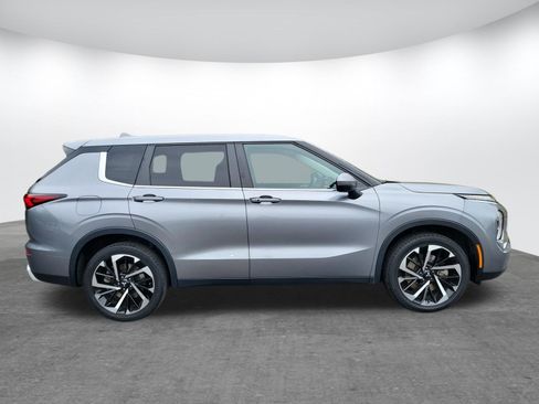 Used 2024 Mitsubishi Outlander SE FWD image 2