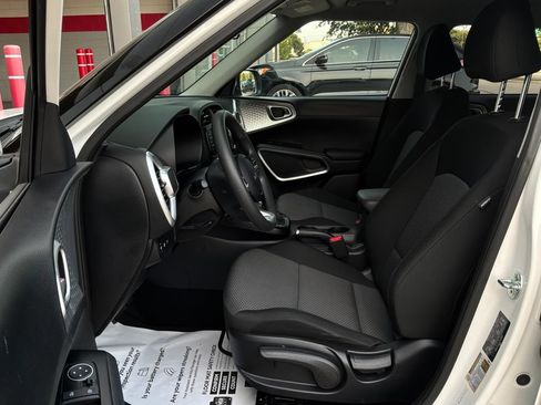 Used 2025 Kia Soul LX w/ LX Technology Package FWD image 10