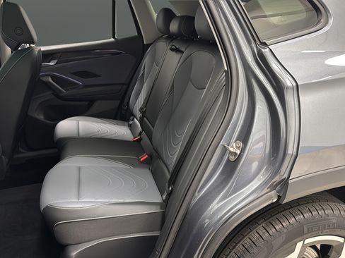 Used 2025 Volkswagen Tiguan SE AWD/4WD image 23