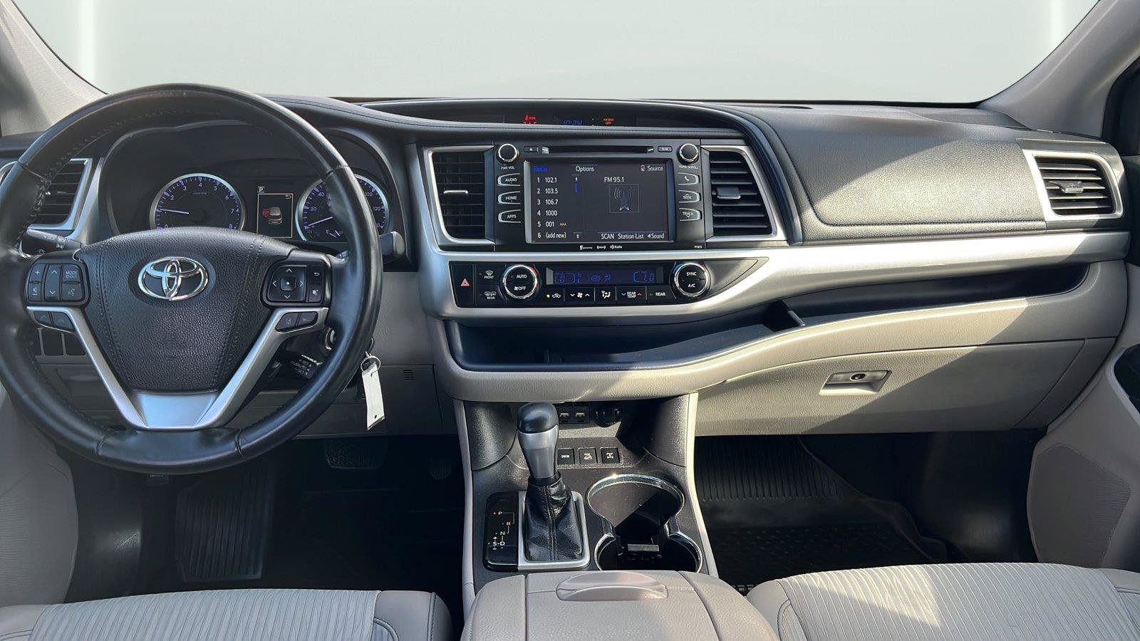 Used 2019 Toyota Highlander Plus AWD/4WD image 10