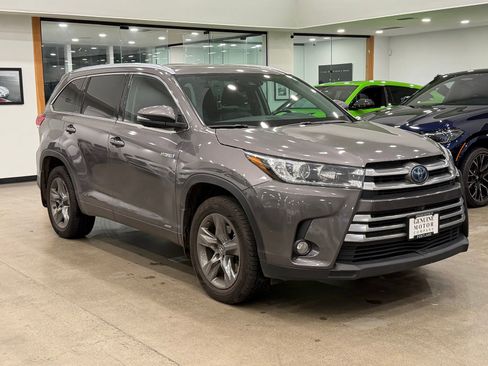 Used 2018 Toyota Highlander Limited Platinum image 2