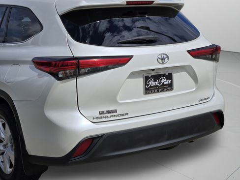 Used 2020 Toyota Highlander LE AWD/4WD image 33