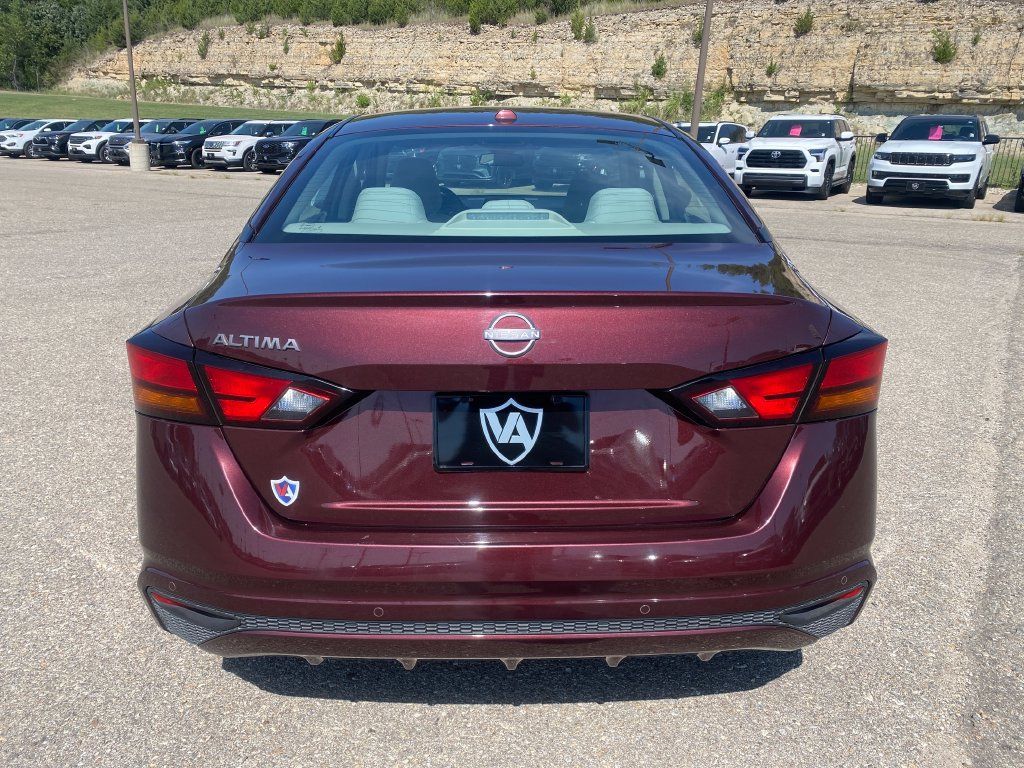 Used 2025 Nissan Altima 2.5 SV FWD image 5