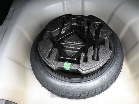 Certified 2025 Hyundai Elantra SE image 22