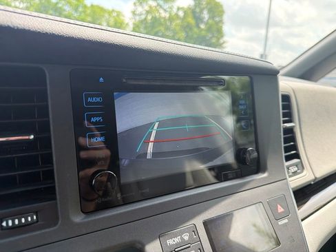 Used 2017 Toyota Sienna XLE Premium FWD image 31