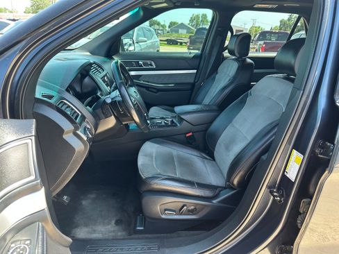 Used 2017 Ford Explorer XLT w/ Equipment Group 202A AWD/4WD image 11