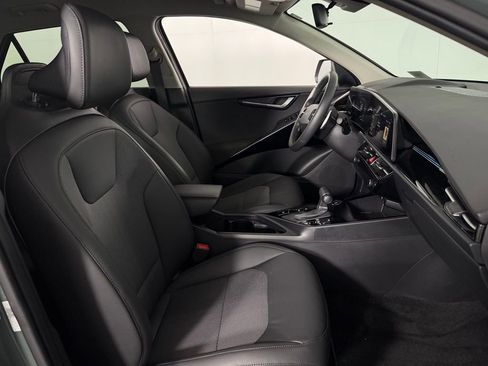 Used 2023 Kia Niro EX image 33