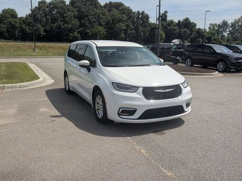 Used 2023 Chrysler Pacifica Touring-L FWD image 7