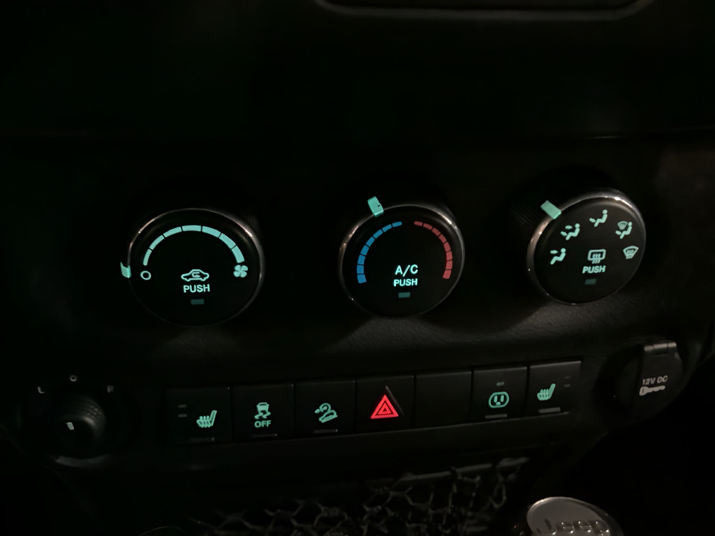 Certified 2018 Jeep Wrangler Sahara w/ Connectivity Group AWD/4WD image 30