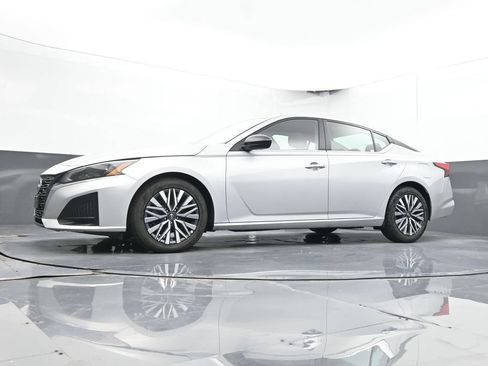 Used 2024 Nissan Altima 2.5 SV FWD image 37
