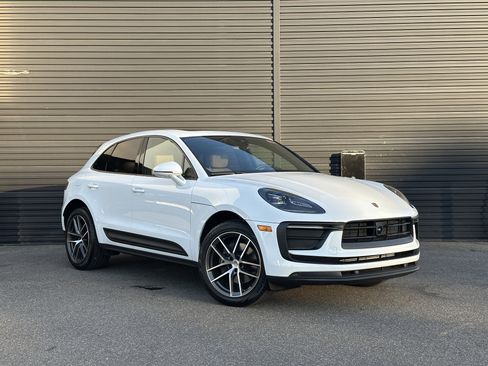Certified 2025 Porsche Macan AWD/4WD image 10
