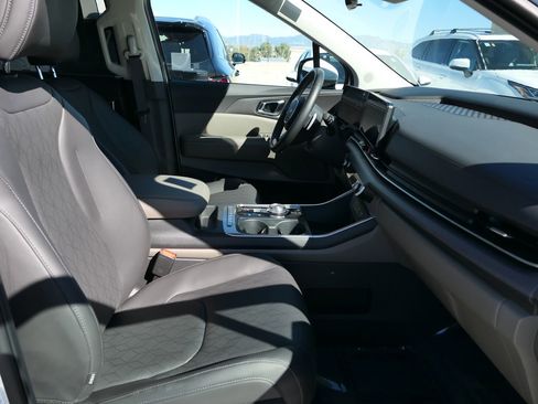 Used 2026 Kia Carnival EX image 27