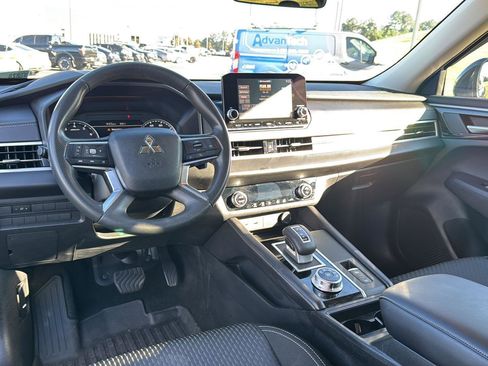 Used 2024 Mitsubishi Outlander ES image 16