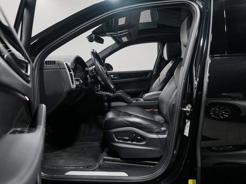 Used 2023 Porsche Cayenne w/ Premium Package image 28