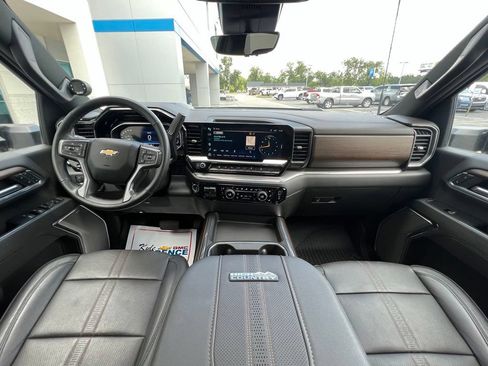 Used 2024 Chevrolet Silverado 2500 High Country w/ High Country Premium Package AWD/4WD image 2