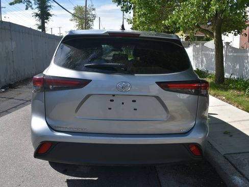 Used 2025 Toyota Highlander LE FWD image 6