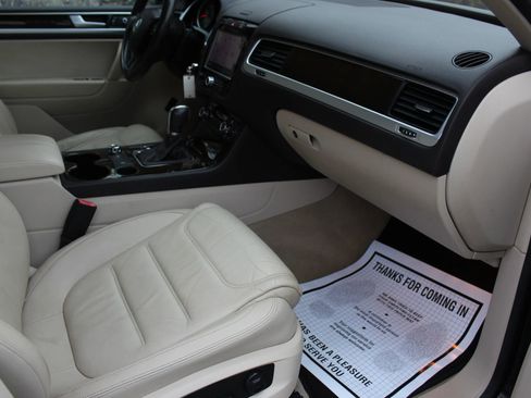 Used 2014 Volkswagen Touareg Hybrid image 17