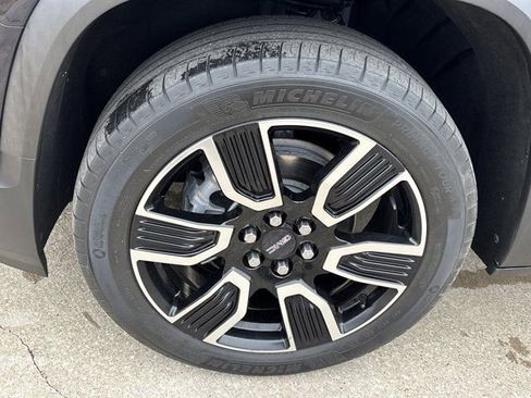 Used 2022 GMC Acadia SLE image 12