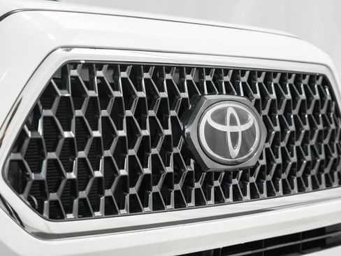 Used 2018 Toyota Tacoma TRD Off-Road image 10