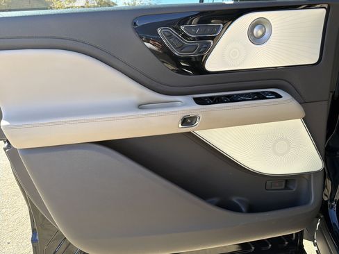 Used 2022 Lincoln Aviator Reserve w/ Equipment Group 201A image 10