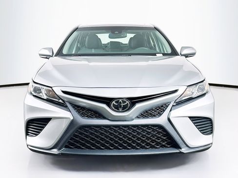 Used 2018 Toyota Camry SE w/ Moonroof Package image 2