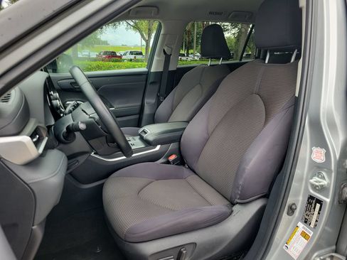 Used 2023 Toyota Highlander LE FWD image 17