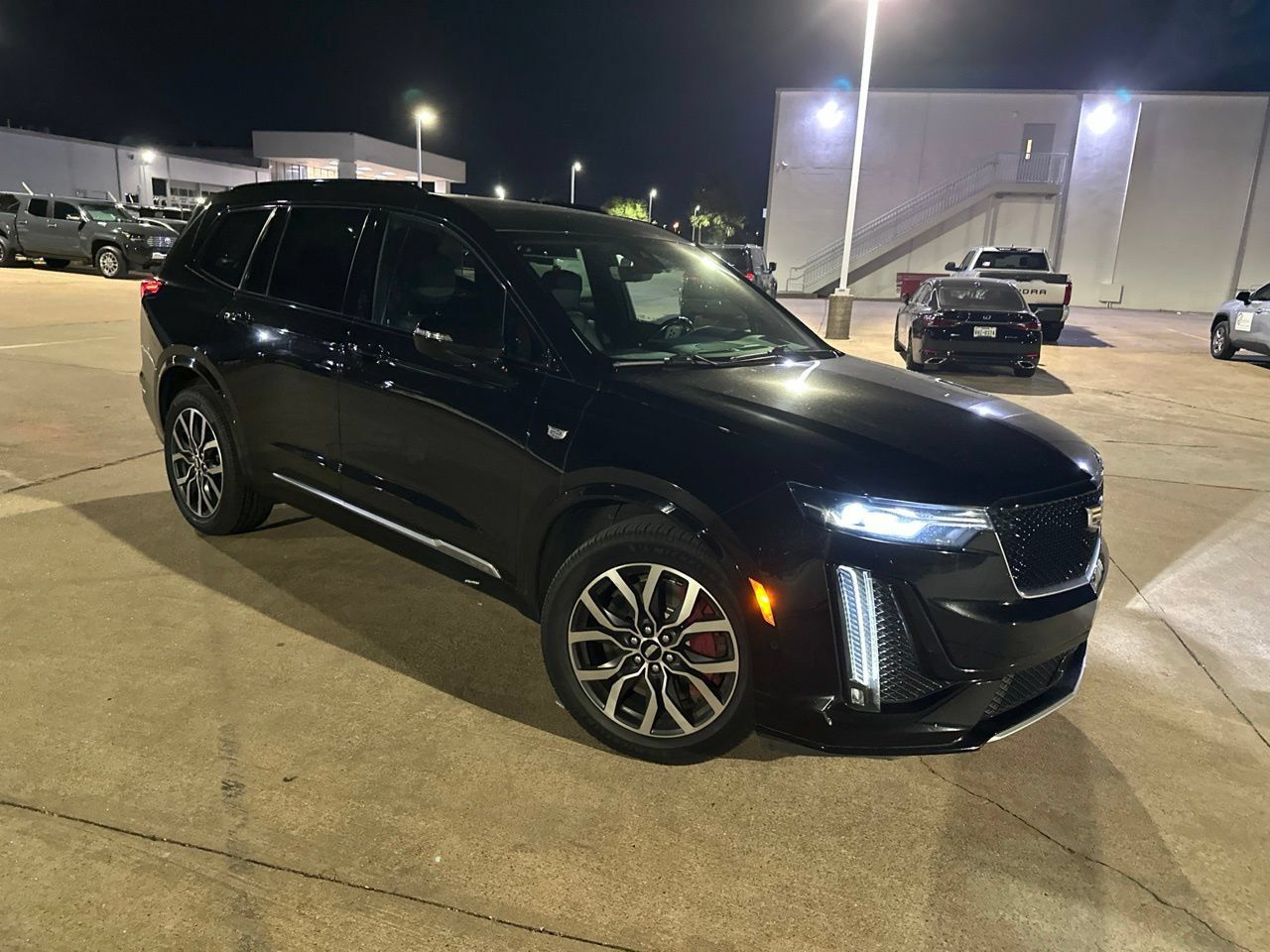 Used 2022 Cadillac XT6 Sport w/ Technology Package AWD/4WD image 3