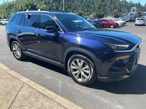Used 2024 Toyota Grand Highlander AWD image 3