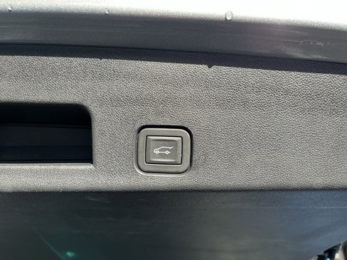 Used 2025 Chevrolet Traverse LT image 10