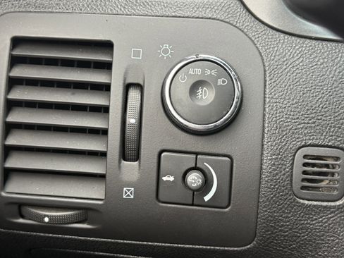 Used 2011 Cadillac DTS image 20