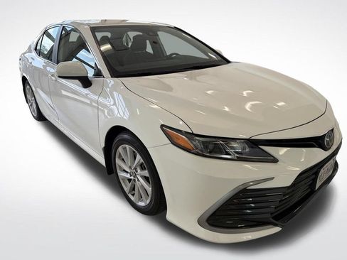 Used 2022 Toyota Camry LE FWD image 2