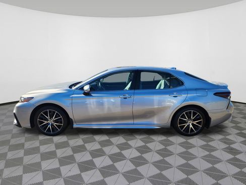 Used 2021 Toyota Camry SE w/ Cold Weather Package image 5