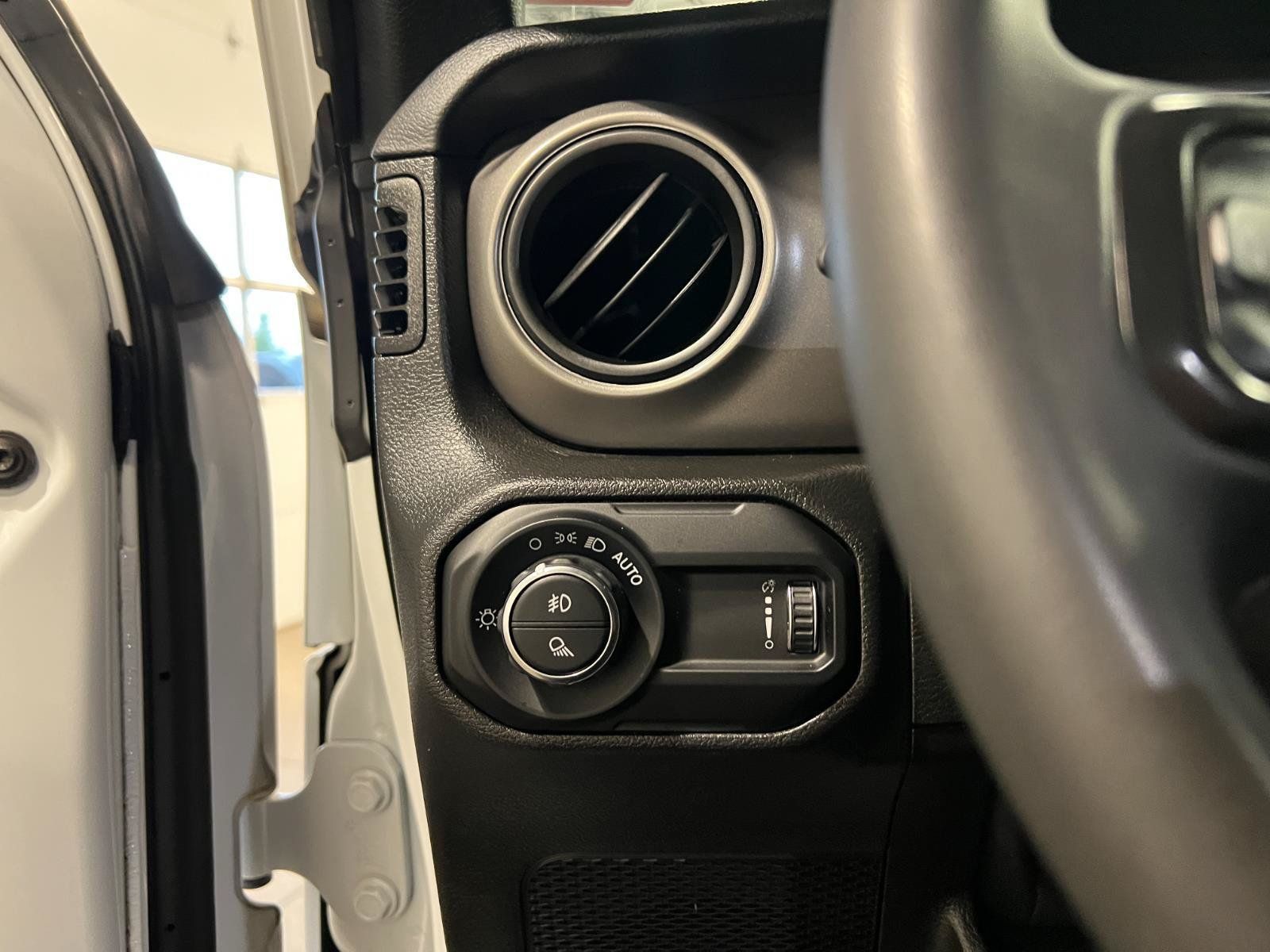 Used 2023 Jeep Gladiator Sport AWD/4WD image 15