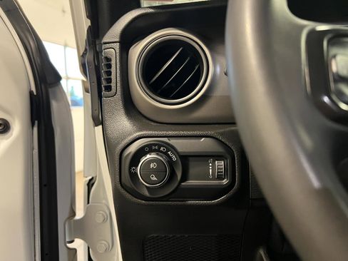 Used 2023 Jeep Gladiator Willys AWD/4WD image 15