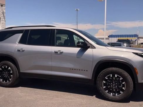 Used 2025 Chevrolet Traverse Z71 AWD/4WD image 3