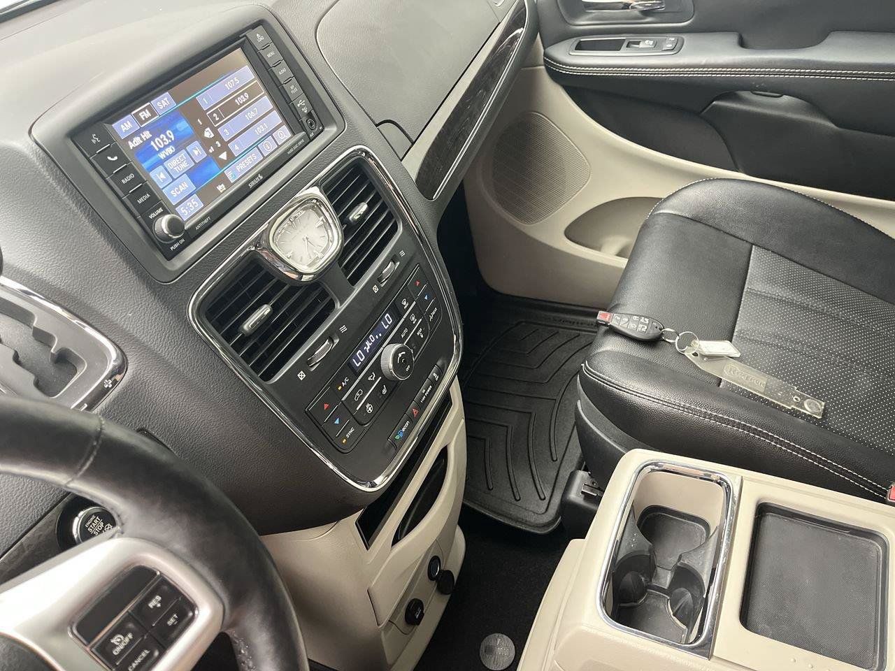 Used 2015 Chrysler Town & Country Touring-L w/ Driver Convenience Group FWD image 16