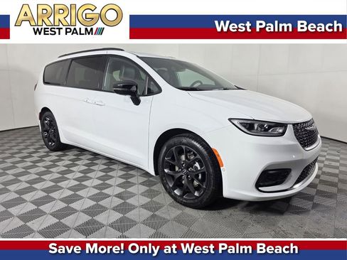 New 2026 Chrysler Pacifica Limited w/ S Appearance Package image 1