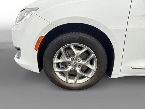 Used 2018 Chrysler Pacifica Limited image 9