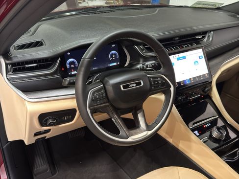 Used 2023 Jeep Grand Cherokee L Limited w/ Luxury Tech Group II AWD/4WD image 19