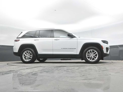 Used 2023 Jeep Grand Cherokee Laredo AWD/4WD image 30