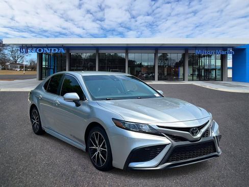 Used 2023 Toyota Camry SE FWD image 1