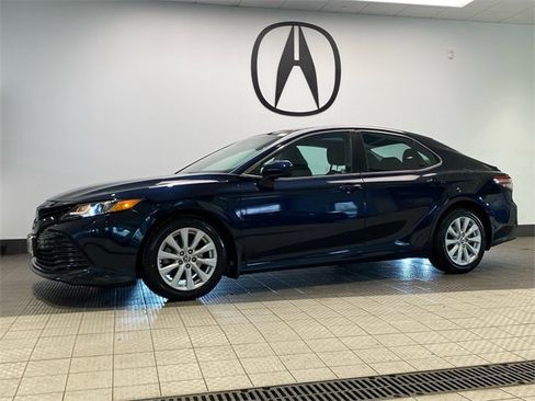 Used 2020 Toyota Camry LE image 3