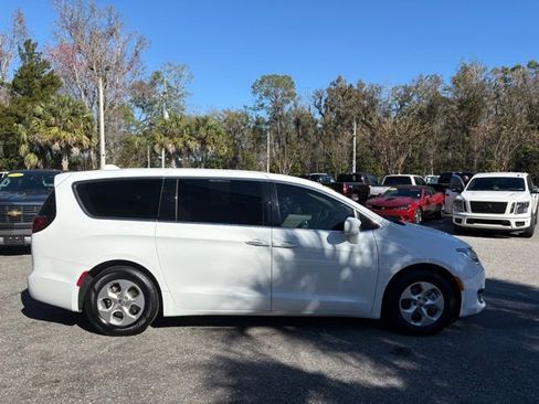 Used 2018 Chrysler Pacifica Touring Plus image 7
