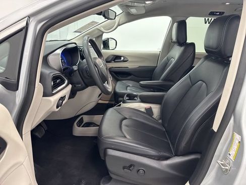 Used 2024 Chrysler Pacifica Touring-L FWD image 23